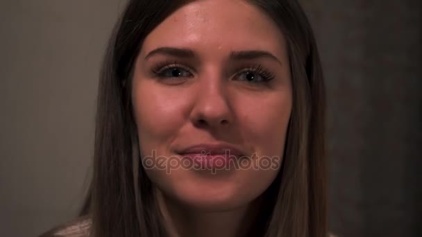 Cute young indian woman in studio close up smiling, Close up portrait of charming brunette. Fashion mulatto — Stock Video