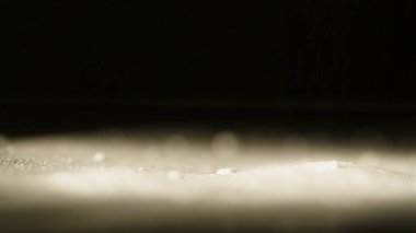 Toz, siyah arka plan üzerine izole başlattı. Beyaz toz dökülen. Beyaz toz kokain siyah arka plan üzerine, closeup dökülmesini benzer