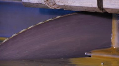 Daire testere kesme alüminyum için. Metal testere. Dairesel kesme metal profil ya da metal çubuk görmedim. Vitray imalatı için bir profili kesti. Yeni bir plastik pencere yapma. Vitray