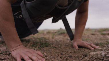 Çekici bir adam ormanda bir gönderme yapıyor. Adam yere şınav. Adam crossfit açık havada, dağlarda bulutlu hava, sağlıklı bir yaşam tarzı kavramı devreye girer