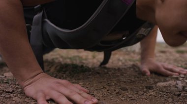 Çekici bir adam ormanda bir gönderme yapıyor. Adam yere şınav. Adam crossfit açık havada, dağlarda bulutlu hava, sağlıklı bir yaşam tarzı kavramı devreye girer