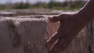 El dokunmatik taş duvar. El adamın dokunuşları taş duvar. Ülkesine ve kullanıma açık yerlerde, özlem adam vatan kavramı