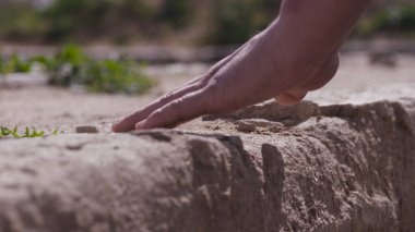 El dokunmatik taş duvar. El adamın dokunuşları taş duvar. Ülkesine ve kullanıma açık yerlerde, özlem adam vatan kavramı