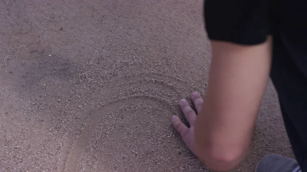 Mans hand raakt naar hun geboorteland. Jonge man eindelijk thuis, gebogen op de grond te raken. Concept van inheemse plaats — Stockfoto