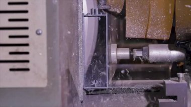 Daire testere kesme Metal profil kapatın. Plastik pencere ve kapı sanayi üretimi. Galvanizli profil Bileme Makinası ile kesme kıvılcım