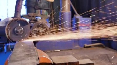 Adam kullanım kesim metali aşındırıcı disk öğütücü ile parlak renkli sparks üreten gördüm. İşçi metal el elektrikli aracı ile keser. el adam kullanım Çelik kesme kadar kaybetmek