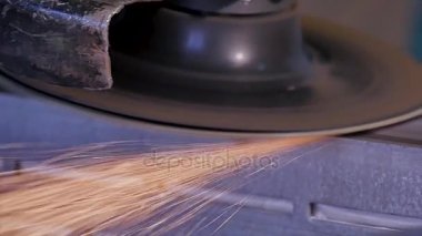 Metal öğütücü disk değirmeni elle metali düzgünleştirmek için kullanıyor. Fabrikada çelik yapısı üzerinde taşlama elektrikli tekerlekli. Bileme diski çalışmalarını