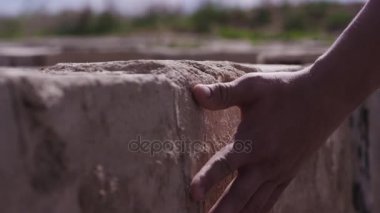 El dokunmatik taş duvar. El adamın dokunuşları taş duvar. Ülkesine ve kullanıma açık yerlerde, özlem adam vatan kavramı