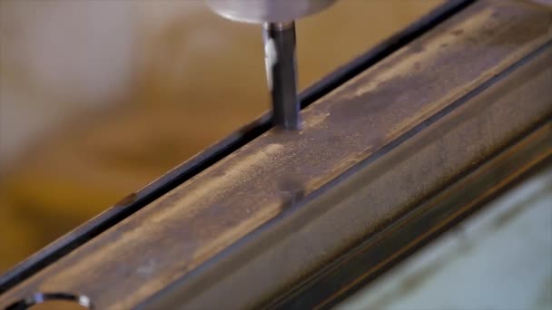 Buigen flat metal vervolgens Maak een gat op flat bar door het boren van de machine. verliezen van instrument van automatische holes op metaal met koeling door koelvloeistof water en verdampen om de stoom machine boren maken — Stockvideo