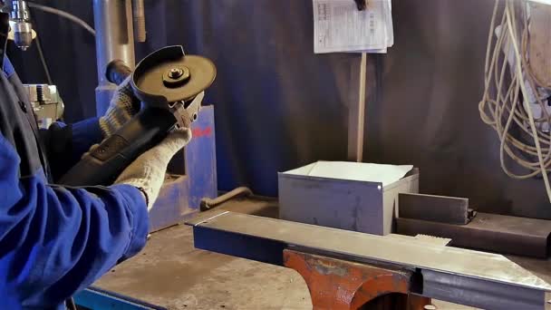 El hombre utiliza el corte de metal con la sierra abrasiva amoladora de disco produciendo chispas de colores brillantes. Trabajador corta metal con herramienta eléctrica manual. perder mano hombre utilizar el corte de acero — Vídeos de Stock