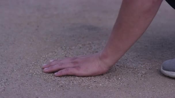 Mans main touche à leur terre natale. Le jeune homme enfin à la maison, s'est penché sur le sol pour le toucher. Concept de lieu natal — Video