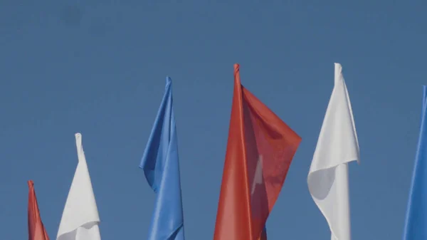 桅杆上挂着俄罗斯国旗。天空背景的俄罗斯国旗 — 图库照片