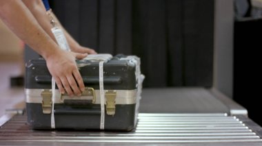 Havaalanında check-in kontuarında Bagaj ahbap. X-ray makinesi check-in kontuarında Havaalanı. El bagajı güvenlik kontrolü. Güvenlik denetim noktası havaalanında