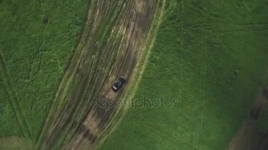 Dron otomobillerin havadan görünümden yeşil orman ile dağda bir eğri yolda gidiyor. Ulaşım yol boyunca dağ
