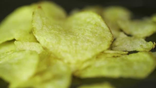 Golden Chips textura de batata. Comida Fundo de deliciosas batatas fritas. Fecho de fichas — Vídeo de Stock