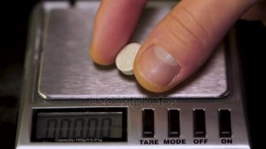 Kullanımda olan teraziler, yakın çekim. Laboratuvar ölçekler. İlaç ve ilaç sağlık, yakın çekim. Ağırlık ölçme ve analiz cihazları elektron analitik teraziler.