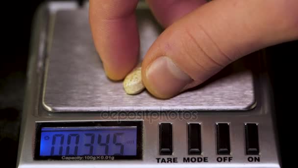Zblízka se elektronických vah je používán. Laboratorní váhy. Prášky a léky zdraví, zblízka. Váha měření a analýza nástroje elektronické Analytické váhy. — Stock video