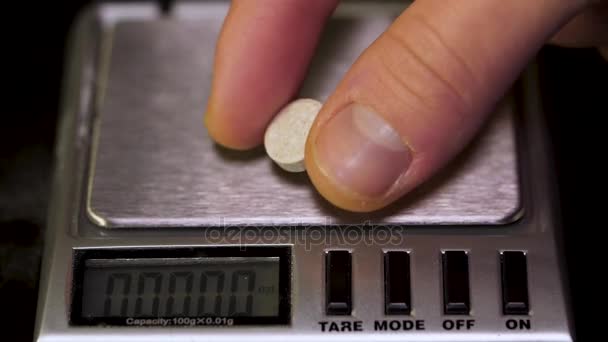 Fechar as balanças electrónicas em uso. Balanças laboratoriais. Comprimidos e medicação saúde, de perto. Instrumentos de Medição e Análise de Peso Balanço Analítico Eletrônico . — Vídeo de Stock