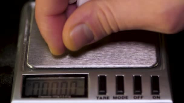 Básculas electrónicas con tableta sobre fondo negro. Básculas de laboratorio. Píldoras y medicamentos de salud, de cerca. Pastillas grises en escalas electrónicas — Vídeos de Stock