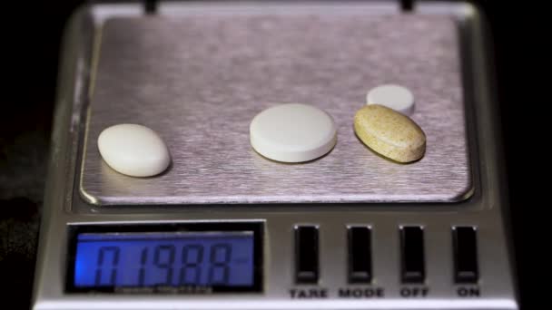 Close up of electronic scales being in use. Laboratory scales. Pills and medication health, close up. Weight Measurement and Analysis Instruments Electronic Analytical Balance. — Stock Video