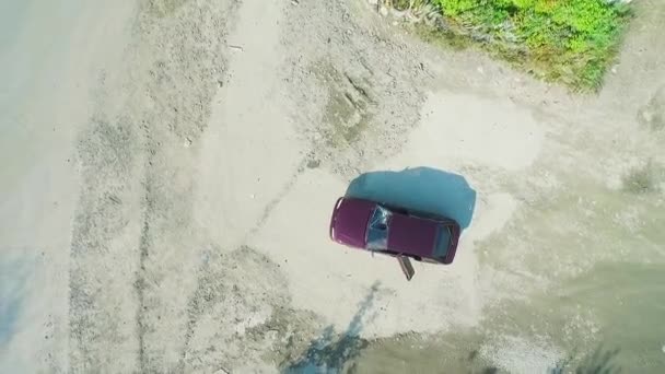 Vue aérienne sur voiture abandonnée avec pare-brise cassé. Des images. Voiture abandonnée dans la rue — Video