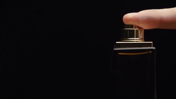Kinograf - Zamknij się spray butelki krople na czarnym tle. Flakon perfum męskich na ciemnym tle. zbliżenie z spray butelki krople na czarnym tle — Wideo stockowe