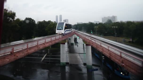 Cinemagraph - Comboio em trilhas elevadas dentro de edifícios na ponte Loop, Glass and Steel entre edifícios. Comboio na cidade — Vídeo de Stock