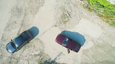 Silahlı soyguncular üzerinde hava görünümünü arabayı vurdu ve bırakın. Görüntüleri. Şoföre bir silahı işaret terörist ya da araba hırsızı. Arabanın sürücüsü için tabanca tehdit Maskeli silahlı bir adam