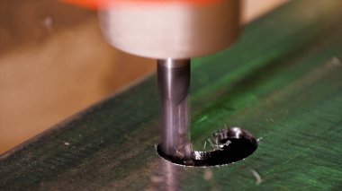 O zaman düz metal bükme yapmak düz bir deliğe sondaj makinesi tarafından bar. otomatik araç kadar kaybetmek sondaj makinesi yapmak delik, soğutma soğutma suyu tarafından ile metal ve buhara buharlaşır