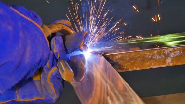 İşçi koruyucu maske Kaynak Kaynakçı, çelik metal kaynak ile. Bir adam bir metal kaynak makinası ile kaynak.