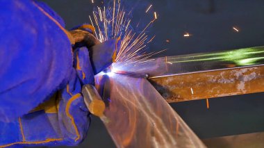 İşçi koruyucu maske Kaynak Kaynakçı, çelik metal kaynak ile. Bir adam bir metal kaynak makinası ile kaynak.