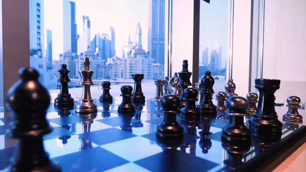 창문 가까이 바둑판. 골드 체스 퀸의 형태로 상의 인형 창문 앞에서 서 있다. 사업 아이디어와 경쟁 및 전략 아이디어의 체스 보드 게임 개념 — 스톡 사진