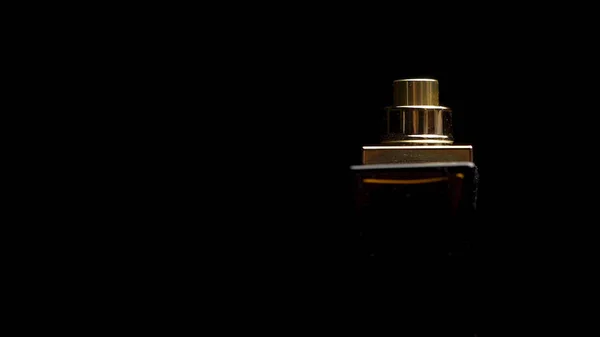 Κοντινό πλάνο ενός σπρέι μπουκάλι σταγόνες σε μαύρο φόντο. Ανδρικό άρωμα μπουκάλι σε σκούρο φόντο. κοντινό πλάνο ενός σπρέι μπουκάλι σταγόνες σε μαύρο φόντο — Φωτογραφία Αρχείου