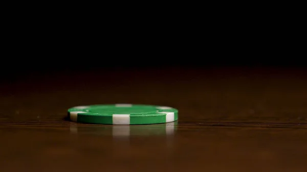 Primo piano di mani maschili e fiches da casinò. casinò, gioco d'azzardo, poker, persone e concetto di intrattenimento - primo piano del giocatore di poker con chip al tavolo da casinò verde. Simbolo di dipendenza dal poker — Foto Stock