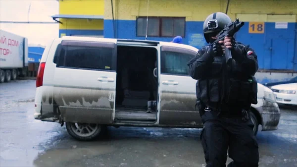 SWAT with weapon get out of the car. Footage. Armed man in a car, police special forces. Special police commandos are training terrorists detained. Special police commandos arrest a terrorist — Stock Photo, Image