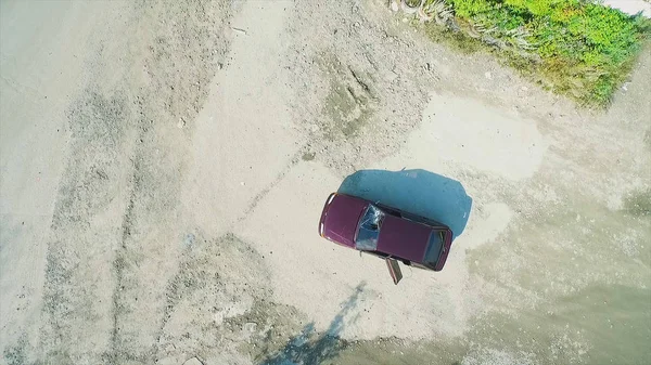 Vista aérea no carro abandonado com pára-brisas partido. Filmagem. Carro abandonado na rua — Fotografia de Stock