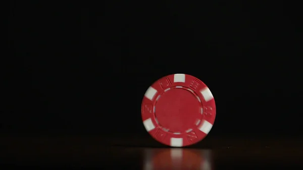 Cinemagraph - Rotação de fichas de poker na mesa isolada em fundo preto. Fichas de póquer a tremer. Chip de poker girando na mesa isolada no fundo escuro — Fotografia de Stock