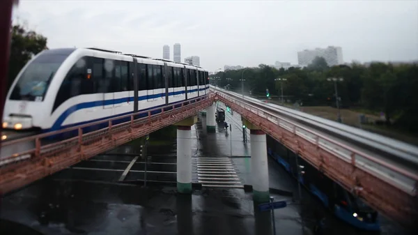 Cinemagraph - tren binalar arasında döngü, cam ve çelik köprü binaları içinde yükseltilmiş pistlerde. Şehirde tren — Stok fotoğraf