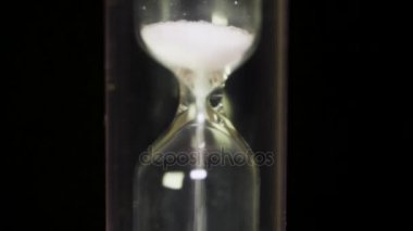 Zaman geçer - blackbackground üzerinde beyaz kum ile cam kum saati. Klasik tarzı Vintage eski kum saati kum saati saat. Makro