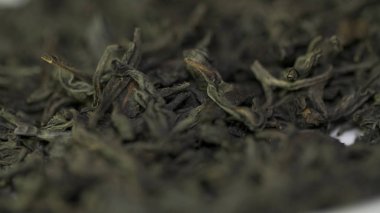 Çay otlar doku. Yeşil çay. Organik kurutulmuş yeşil çay yaprakları. Yığın kuru yeşil çay arka plan bırakır. Makro