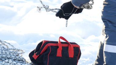 İşçiler büyük çelik billboard karayolu üzerinde yükleyin. Çalışan bir vinç çalışma. Endüstriyel ortamlar. Adam bir ip ile kargo güvenlik altına alır ve yukarı kaldırdı