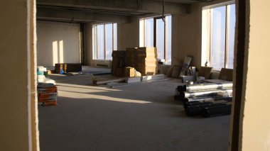 Oda zemin yenileme kavramı. Şık Ahşap laminat Instalation, modern beyaz duvarlar. Tamir ve evde çalışma. Tadilatı. Daire panelinde onarım