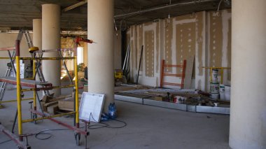 Oda zemin yenileme kavramı. Şık Ahşap laminat Instalation, modern beyaz duvarlar. Tamir ve evde çalışma. Tadilatı. Daire panelinde onarım