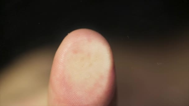 Parmak izi biyometrik tarama için denetim camına eğilerek makro. Gözetim ve insan parmak izi güvenlik kavramı. Cam makro parmağında — Stok video