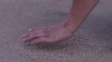 Yakın, kum deniz - yerel yer kavramını sahilinde dokunmadan el mans. adam sahilde - tatil ve Turizm kavramı kumların üzerinden elini tutar. Bir yandan Yeşil kum, kum