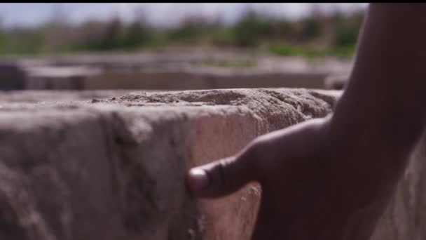 Mans mano tocar la pared al aire libre - concepto de lugar nativo. Primer plano del hombre tocando la pared - concepto de recuerdos sobre el lugar. Joven mano tocando muro de hormigón — Vídeo de stock