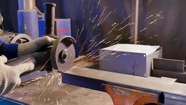 Werknemer snijden metaal. Snijden metalen Haakse slijper. Werknemer snijden metaal met grinder. Sparks tijdens het slijpen van ijzeren — Stockvideo