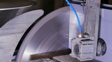 Daire testere bıçağı. Daire testere kesme alüminyum için. Metal testere. Dairesel kesme metal profil ya da metal çubuk görmedim. Vitray imalatı için bir profili kesti. Yeni bir plastik pencere.