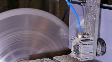 Daire testere bıçağı. Daire testere kesme alüminyum için. Metal testere. Dairesel kesme metal profil ya da metal çubuk görmedim. Vitray imalatı için bir profili kesti. Yeni bir plastik pencere.