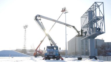 LCD ekran reklam yükleme. Reklam ekran yükleme işçi. Büyük reklam Lcd ekran yükleme özel ekipman ve makine yardımı ile. Yükleme Lcd